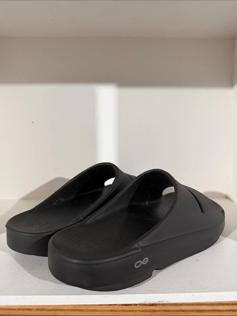 Oofos Ooahh recovery slides Black Men’s Size 10 Women’s 11